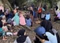 Mahasiswa Universitas Negeri Malang turut serta melestarikan budaya malam 1 suro dengan mengadakan giat bersih dan dawuhan di Sumber Blanten Desa Sumberdodol 47 Dokumentasi Mahasiswa Universitas Negeri Malang yang sedang melaksanakan kegiatan Universitas Negeri Malang Belajar Bersama Masyarakat (UM BBM) di Desa Sumberdodol (Sumber: Dokumentasi Panitia Acara)