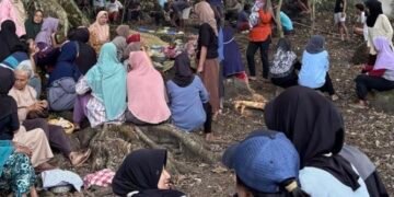 Dokumentasi Mahasiswa Universitas Negeri Malang yang sedang melaksanakan kegiatan Universitas Negeri Malang Belajar Bersama Masyarakat (UM BBM) di Desa Sumberdodol (Sumber: Dokumentasi Panitia Acara)