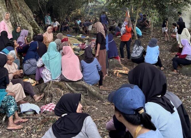 Mahasiswa Universitas Negeri Malang turut serta melestarikan budaya malam 1 suro dengan mengadakan giat bersih dan dawuhan di Sumber Blanten Desa Sumberdodol 46 Dokumentasi Mahasiswa Universitas Negeri Malang yang sedang melaksanakan kegiatan Universitas Negeri Malang Belajar Bersama Masyarakat (UM BBM) di Desa Sumberdodol (Sumber: Dokumentasi Panitia Acara)