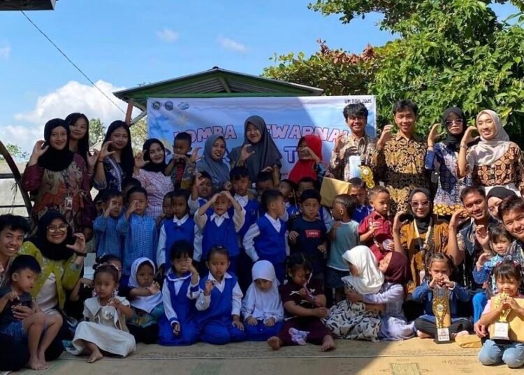Mahasiswa Universitas Negeri Malang Belajar Bersama Masyarakat mengadakan Lomba Mewarnai untuk Jenjang PAUD dan TK di Desa Sumberdodol dengan Tema “Ekspresikan Kreativitasmu dengan Warna” 46 Dokumentasi Mahasiswa UM saat program Belajar Bersama Masyarakat ( UM BBM) di PAUD Melati dan TK Pancasila II (Sumber: Dokumentasi Panitia Acara)