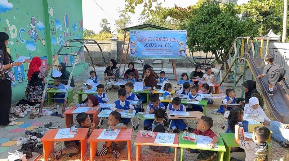 Mahasiswa Universitas Negeri Malang Belajar Bersama Masyarakat mengadakan Lomba Mewarnai untuk Jenjang PAUD dan TK di Desa Sumberdodol dengan Tema “Ekspresikan Kreativitasmu dengan Warna” 47 Dokumentasi Mahasiswa UM saat program Belajar Bersama Masyarakat ( UM BBM) di PAUD Melati dan TK Pancasila II (Sumber: Dokumentasi Panitia Acara)