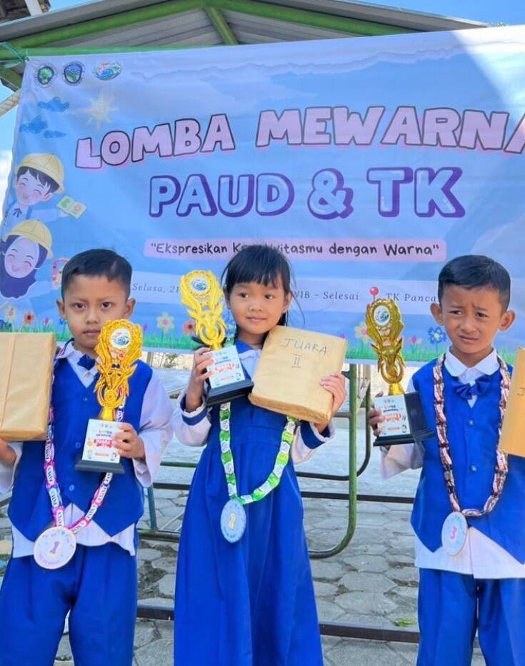 Mahasiswa Universitas Negeri Malang Belajar Bersama Masyarakat mengadakan Lomba Mewarnai untuk Jenjang PAUD dan TK di Desa Sumberdodol dengan Tema “Ekspresikan Kreativitasmu dengan Warna” 48 Dokumentasi Mahasiswa UM saat program Belajar Bersama Masyarakat ( UM BBM) di PAUD Melati dan TK Pancasila II (Sumber: Dokumentasi Panitia Acara)