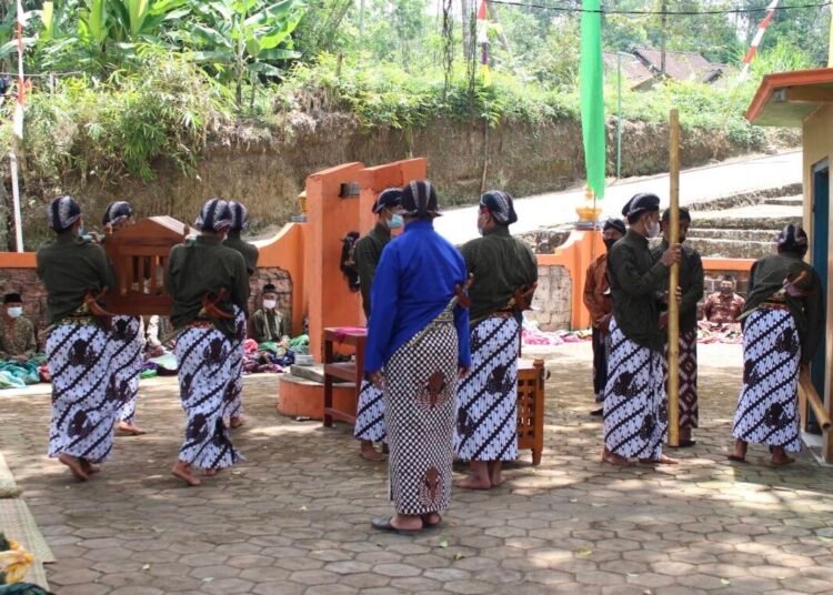Tradisi Becekan di Padukuhan Jetissumur Terus Dilestarikan sebagai Warisan Budaya Masyarakat 46 Ilustrasi Tradisi Becekan di Padukuhan Jetissumur (Sumber: Dokumentasi Pribadi)