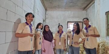 Inovasi Rasa Daun Jeruk dan Rumput Laut, Mahasiswa PMT (Pengabdian Masyarakat Tematik) Kelompok 40 UNITRI Malang Dorong Daya Saing UMKM “Kerupuk Singkong Nusantara Putra” di Kota Batu 60 Foto Bersama Mahasiswa PMT Kelompok 40 dan Pemilik UMKM Kerupuk Singkong Nusantara Putra Kota Batu (Sumber: Dokumentasi Pribadi)