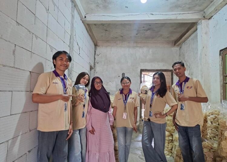 Inovasi Rasa Daun Jeruk dan Rumput Laut, Mahasiswa PMT (Pengabdian Masyarakat Tematik) Kelompok 40 UNITRI Malang Dorong Daya Saing UMKM “Kerupuk Singkong Nusantara Putra” di Kota Batu 46 Foto Bersama Mahasiswa PMT Kelompok 40 dan Pemilik UMKM Kerupuk Singkong Nusantara Putra Kota Batu (Sumber: Dokumentasi Pribadi)
