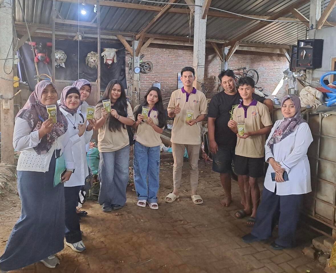 Dokumentasi Mahasiswa PPMT UNITRI Malang saat kegiatan pengabdian masyarakat di UMKM Empon-Empon Sumber Koyo (Sumber: Dokumentasi Pribadi)