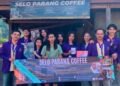 Mahasiswa PMT Universitas Tribhuwana Tunggadewi Dorong Branding dan Digitalisasi UMKM di Dusun Gagar dan Dusun Sayang 48 Mahasiswa PMT Kelompok 2 bersama pemilik UMKM Selo Parang Coffee setelah pelaksanaan program pendampingan berupa pemasangan banner, poster, QRIS, penunjuk arah, dan promosi produk (Sumber: Dokumentasi Pribadi)