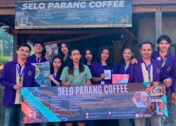 Mahasiswa PMT Kelompok 2 bersama pemilik UMKM Selo Parang Coffee setelah pelaksanaan program pendampingan berupa pemasangan banner, poster, QRIS, penunjuk arah, dan promosi produk (Sumber: Dokumentasi Pribadi)