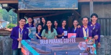 Mahasiswa PMT Universitas Tribhuwana Tunggadewi Dorong Branding dan Digitalisasi UMKM di Dusun Gagar dan Dusun Sayang 57 Mahasiswa PMT Kelompok 2 bersama pemilik UMKM Selo Parang Coffee setelah pelaksanaan program pendampingan berupa pemasangan banner, poster, QRIS, penunjuk arah, dan promosi produk (Sumber: Dokumentasi Pribadi)