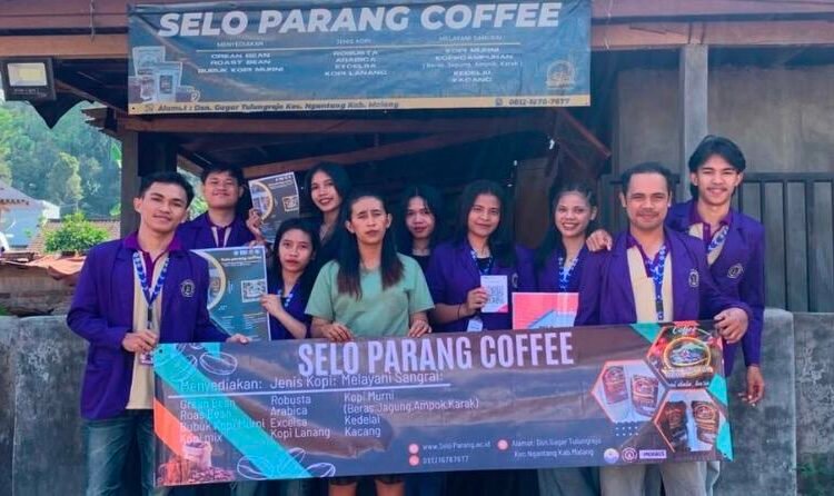 Mahasiswa PMT Universitas Tribhuwana Tunggadewi Dorong Branding dan Digitalisasi UMKM di Dusun Gagar dan Dusun Sayang 46 Mahasiswa PMT Kelompok 2 bersama pemilik UMKM Selo Parang Coffee setelah pelaksanaan program pendampingan berupa pemasangan banner, poster, QRIS, penunjuk arah, dan promosi produk (Sumber: Dokumentasi Pribadi)