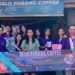 Mahasiswa PMT Kelompok 2 bersama pemilik UMKM Selo Parang Coffee setelah pelaksanaan program pendampingan berupa pemasangan banner, poster, QRIS, penunjuk arah, dan promosi produk (Sumber: Dokumentasi Pribadi)