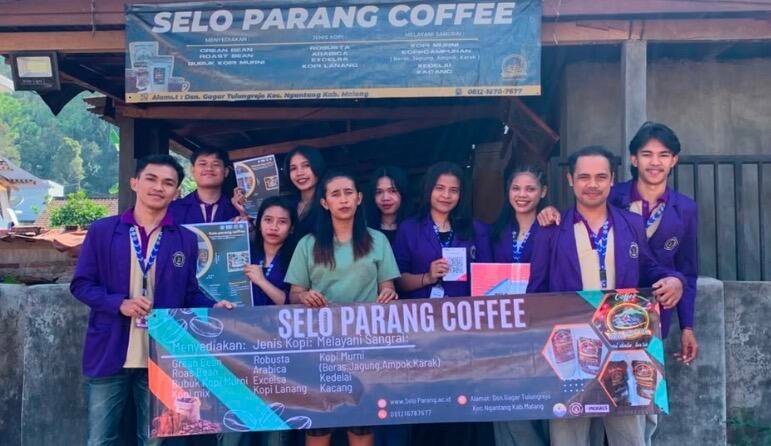 Mahasiswa PMT Kelompok 2 bersama pemilik UMKM Selo Parang Coffee setelah pelaksanaan program pendampingan berupa pemasangan banner, poster, QRIS, penunjuk arah, dan promosi produk (Sumber: Dokumentasi Pribadi)