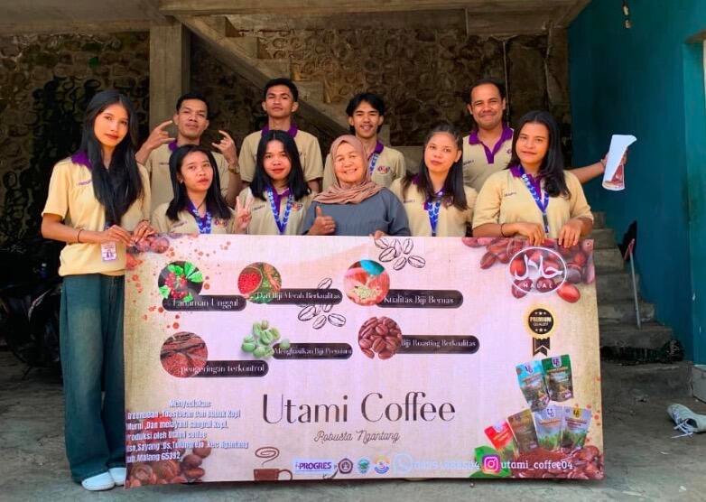 Mahasiswa PMT Universitas Tribhuwana Tunggadewi Dorong Branding dan Digitalisasi UMKM di Dusun Gagar dan Dusun Sayang 47 Mahasiswa PMT Kelompok 2 bersama pemilik UMKM Utami Coffee setelah pelaksanaan program pendampingan berupa pemasangan banner, poster, promosi produk, dan pembuatan akun Instagram (Sumber: Dokumentasi Pribadi)