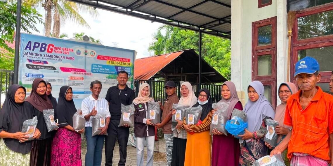 Pembagian sampel Kompos dan Biochar Oleh Mahasiswa Usk Kepada Masyarakat Desa Sambongan Baro, Pidie Jaya (Sumber: Dokumentasi Pribadi)