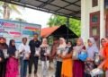 Edukasi dan Pembuatan Biochar sebagai Upaya Pemanfaatan Limbah Pertanian di Gampong Sambongan Baro 49 Pembagian sampel Kompos dan Biochar Oleh Mahasiswa Usk Kepada Masyarakat Desa Sambongan Baro, Pidie Jaya (Sumber: Dokumentasi Pribadi)