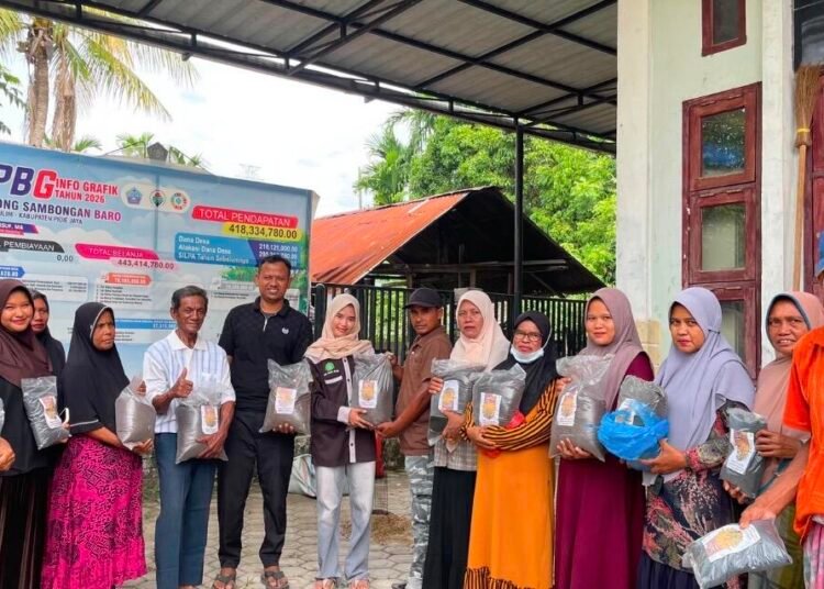 Edukasi dan Pembuatan Biochar sebagai Upaya Pemanfaatan Limbah Pertanian di Gampong Sambongan Baro 46 Pembagian sampel Kompos dan Biochar Oleh Mahasiswa Usk Kepada Masyarakat Desa Sambongan Baro, Pidie Jaya (Sumber: Dokumentasi Pribadi)