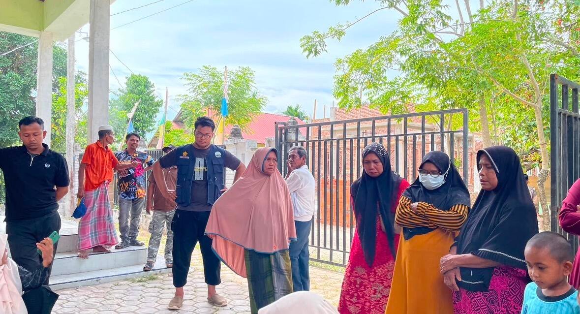 Edukasi dan Pembuatan Biochar sebagai Upaya Pemanfaatan Limbah Pertanian di Gampong Sambongan Baro 48 Antusias Warga Desa Sambongan Baro Mengikuti Praktik Pembuatan Biochar Yang dilaksanakan oleh mahasiswa KKN Reguler Kelompok 65 Usk (Sumber: Dokumentasi Pribadi)
