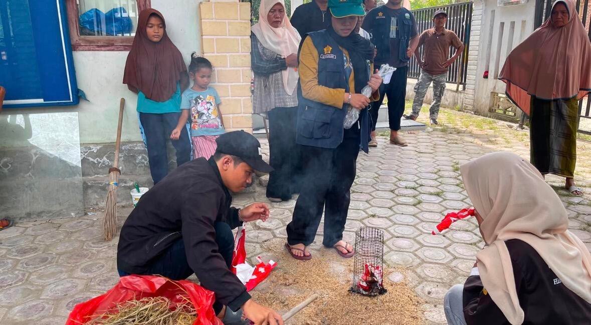 Edukasi dan Pembuatan Biochar sebagai Upaya Pemanfaatan Limbah Pertanian di Gampong Sambongan Baro 47 Mahasiswa KKN Reguler Kelompok 65 USK Melakukan Praktik Pembuatan Biochar Kepada Masyarakat Desa Sambongan Baro, Pidie Jaya (Sumber : Dokumentasi Pribadi)