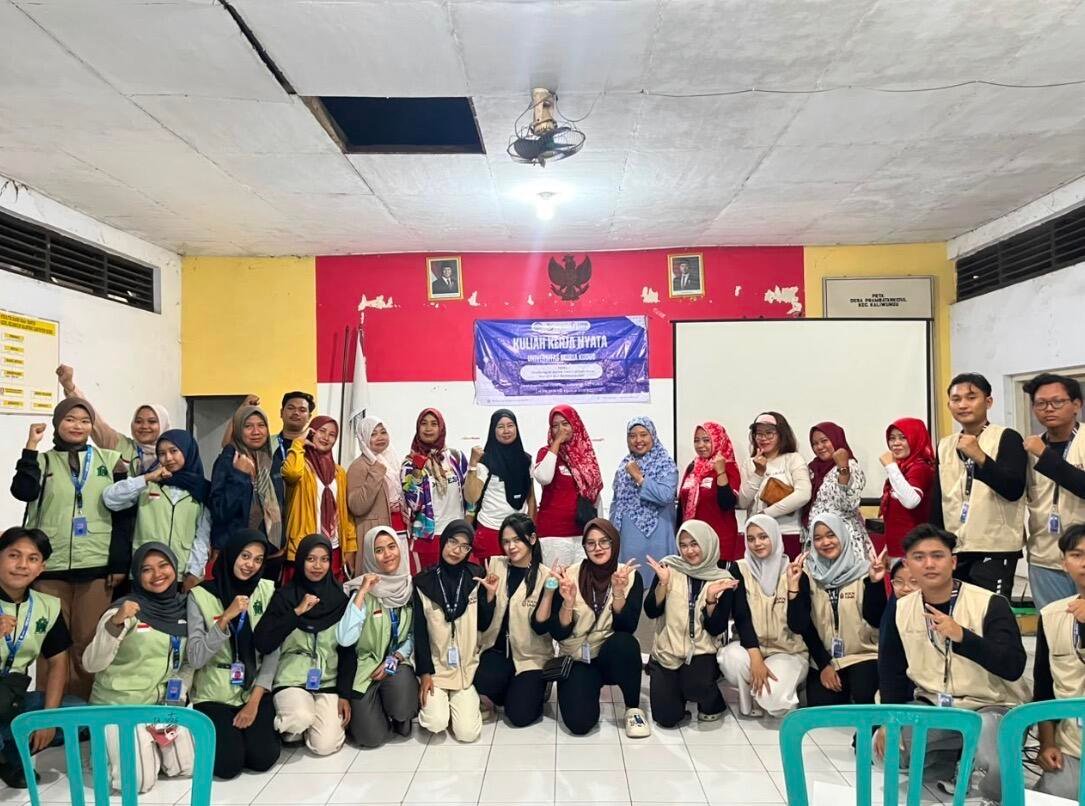 Dari Limbah Menjadi Manfaat, Mahasiswa KKN UMK 2026 Edukasi Warga Desa Prambatan Kidul Mengolah Puntung Rokok Menjadi Biopestisida Ramah Lingkungan 47 Dokumentasi Minggu (2/8/2026) yang diikuti oleh ibu-ibu di Balai Desa Prambatan Kidul. (Sumber: Dokumentasi Pribadi)