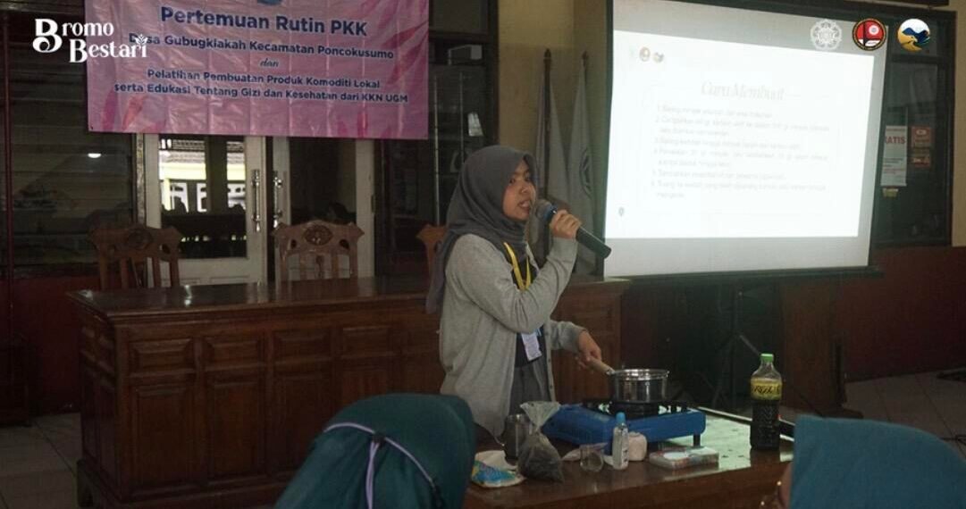 Dokumentasi Mahasiswa KKN-PPM UGM mendampingi peserta mengolah jeruk menjadi selai dan kentang menjadi produk MPASI. (Sumber: Dokumentasi Pribadi)