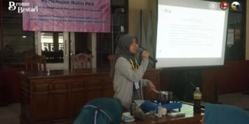 Dokumentasi Mahasiswa KKN-PPM UGM mendampingi peserta mengolah jeruk menjadi selai dan kentang menjadi produk MPASI. (Sumber: Dokumentasi Pribadi)