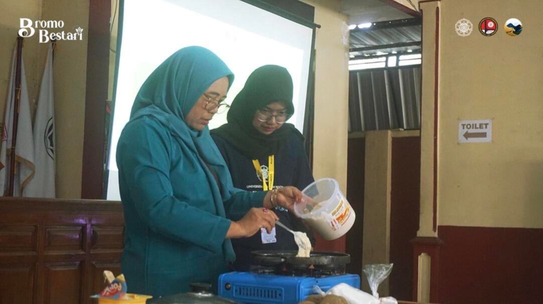Sulap Jelantah Jadi Lilin, Olah Jeruk Jadi Selai, Kentang Jadi MPASI: KKN-PPM UGM Bromo Bestari Dorong Pemanfaatan Potensi Lokal Gubugklakah 48 Dokumentasi Mahasiswa KKN-PPM UGM mendampingi peserta mengolah jeruk menjadi selai dan kentang menjadi produk MPASI. (Sumber: Dokumentasi Pribadi)