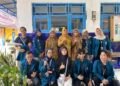 Foto Bersama Jajaran Guru dan Kepala Sekolah SDN 02 Jatirejo (Sumber: Dokumentasi Pribadi)