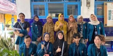 Mahasiswa KKN UNDIP Kenalkan Budaya Jepang Mottainai dan Omoiyari sebagai Nilai Kepedulian terhadap Lingkungan dan Sesama 56 Foto Bersama Jajaran Guru dan Kepala Sekolah SDN 02 Jatirejo (Sumber: Dokumentasi Pribadi)