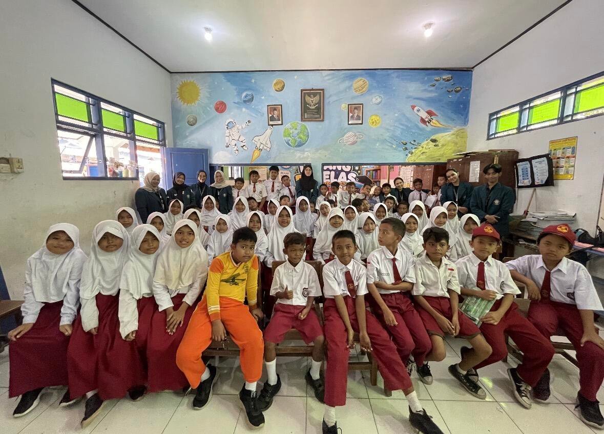 Mahasiswa KKN UNDIP Kenalkan Budaya Jepang Mottainai dan Omoiyari sebagai Nilai Kepedulian terhadap Lingkungan dan Sesama 47 Foto Bersama Siswa-Siswi Kelas 4, 5, 6 SDN 02 Jatirejo (Sumber: Dokumentasi Pribadi)