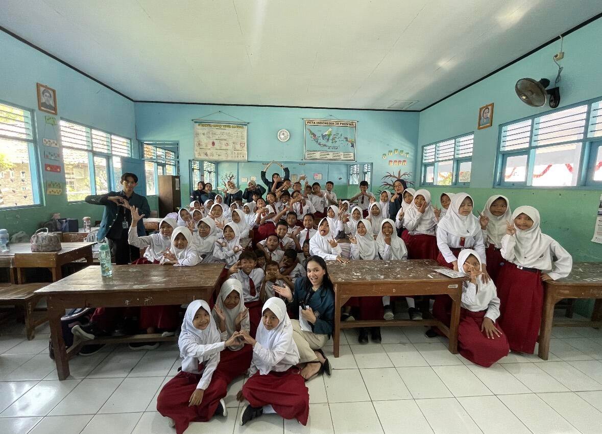 Mahasiswa KKN UNDIP Kenalkan Budaya Jepang Mottainai dan Omoiyari sebagai Nilai Kepedulian terhadap Lingkungan dan Sesama 48 Foto Bersama Siswa-Siswi Kelas 4, 5, 6 SDN 01 Jatirejo (Sumber: Dokumentasi Pribadi)