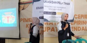 Dokumentasi mahasiswa KKN-R Tim II Biologi Undip saat melaksanakan program edukasi anatomi Organ Reproduksi dan Kesehatan Reproduksi Remaja di Desa Cepiring (Sumber: Dokumentasi Pribadi)