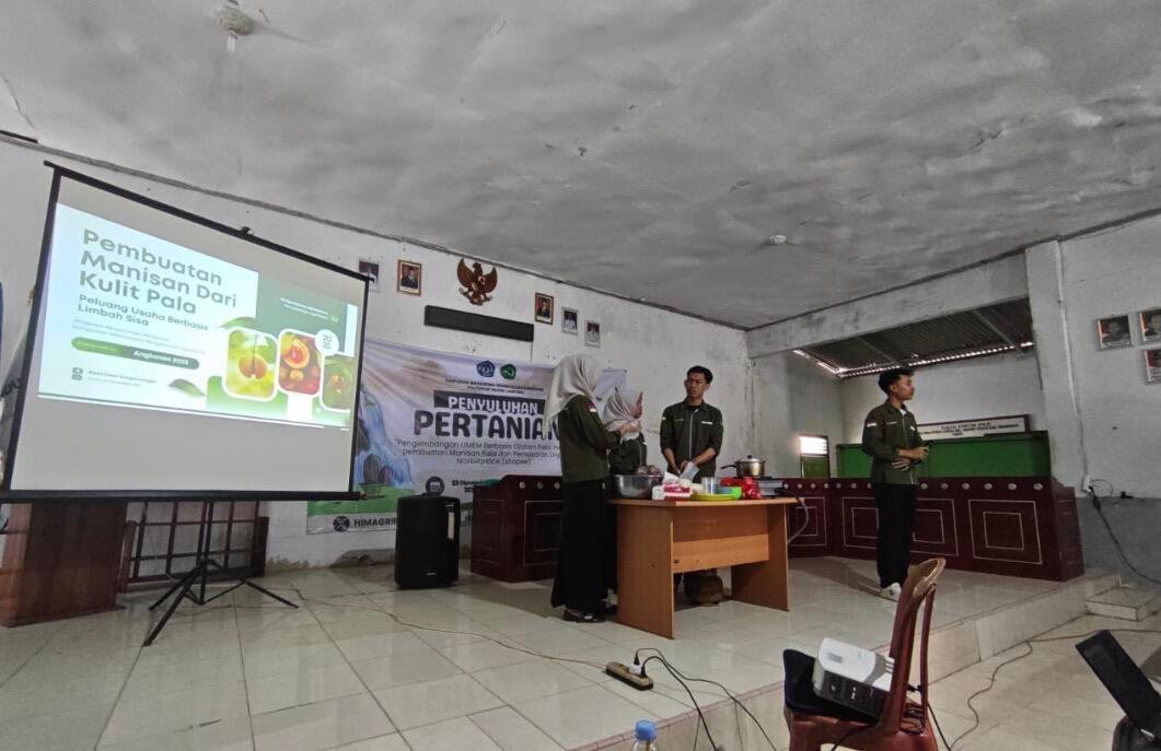 Dokumentasi Tim PkM Polinela saat pelatihan pengolahan buah pala menjadi manisan kepada anggota KWT Sri Rejeki. (Sumber: Dokumentasi Pribadi)