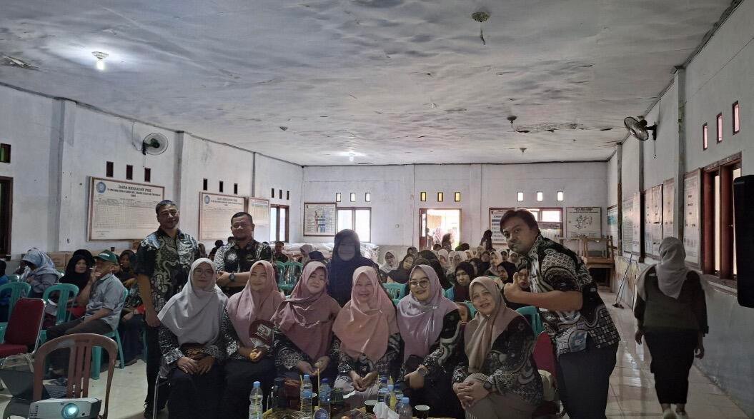 Dokumentasi Tim PkM Polinela saat pelatihan pengolahan buah pala menjadi manisan kepada anggota KWT Sri Rejeki. (Sumber: Dokumentasi Pribadi)