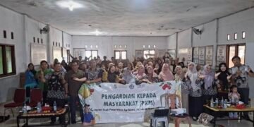 Dokumentasi Tim PkM Polinela saat pelatihan manajemen usaha dan pemasaran digital kepada KWT Sri Rejeki. (Sumber: Dokumentasi Pribadi)