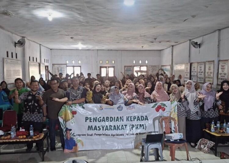 Transformasi Digital KWT Sri Rejeki: Tim Pengabdian Polinela Perkuat Manajemen Usaha Berbasis Pala 46 Dokumentasi Tim PkM Polinela saat pelatihan manajemen usaha dan pemasaran digital kepada KWT Sri Rejeki. (Sumber: Dokumentasi Pribadi)