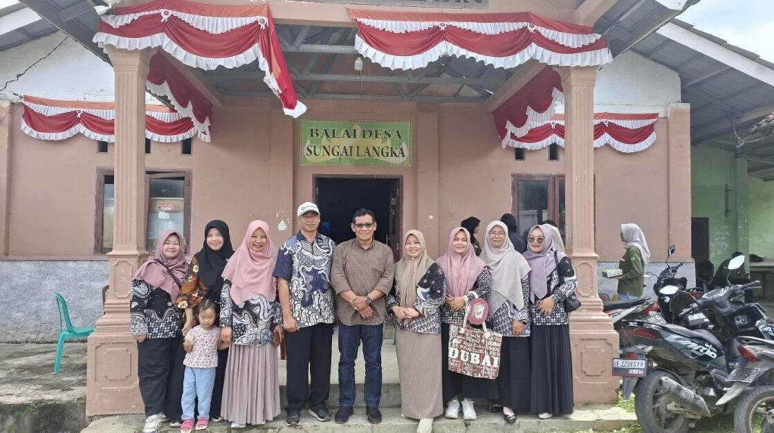Transformasi Digital KWT Sri Rejeki: Tim Pengabdian Polinela Perkuat Manajemen Usaha Berbasis Pala 47 Dokumentasi Tim PkM Polinela saat pelatihan manajemen usaha dan pemasaran digital kepada KWT Sri Rejeki. (Sumber: Dokumentasi Pribadi)