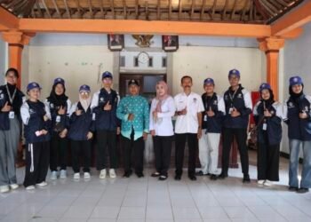 Kegiatan mahasiswa KKN UNDIP dalam mendukung edukasi, lingkungan, dan penguatan informasi di Desa Penangkan. (Sumber: Dokumentasi Pribadi)