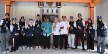 Mahasiswa KKN UNDIP Berkontribusi dalam Penguatan Informasi Desa, Edukasi Lingkungan, dan Pendidikan di Desa Penangkan 56 Kegiatan mahasiswa KKN UNDIP dalam mendukung edukasi, lingkungan, dan penguatan informasi di Desa Penangkan. (Sumber: Dokumentasi Pribadi)