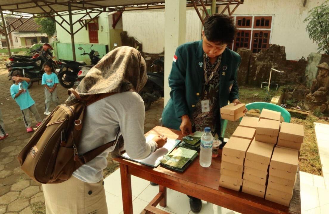 Kegiatan mahasiswa KKN UNDIP dalam mendukung edukasi, lingkungan, dan penguatan informasi di Desa Penangkan. (Sumber: Dokumentasi Pribadi)