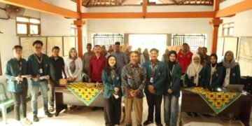 Mahasiswa KKN Undip saat program pemberdayaan masyarakat di Desa Penangkan (Sumber: Dokumentasi Pribadi)
