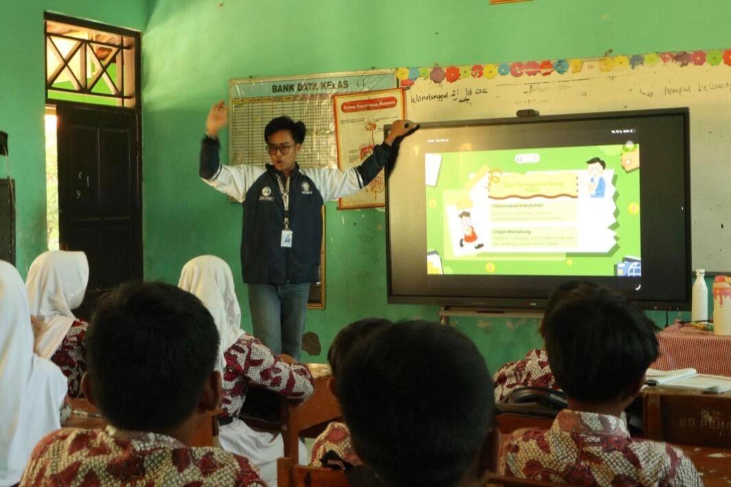 Mahasiswa KKN Undip Dorong UMKM, Lingkungan Sehat, dan Literasi Keuangan Penangkan 48 Mahasiswa KKN Undip saat program pemberdayaan masyarakat di Desa Penangkan (Sumber: Dokumentasi Pribadi)