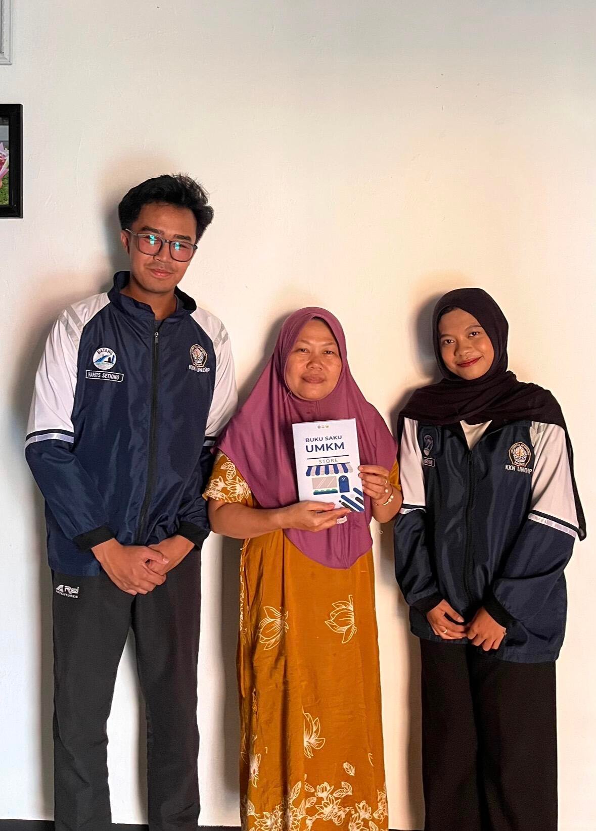 Mahasiswa KKN Undip Dorong UMKM, Lingkungan Sehat, dan Literasi Keuangan Penangkan 47 Mahasiswa KKN Undip saat program pemberdayaan masyarakat di Desa Penangkan (Sumber: Dokumentasi Pribadi)