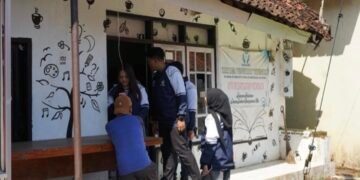 Hidupkan Perpustakaan, Tanamkan Kepedulian: KKN Undip Gelar Green Library Day di Kemligi 56 Proses Renovasi Perpustakaan Desa oleh Tim II KKN Universitas Diponegoro (Sumber: Dokumentasi Pribadi)