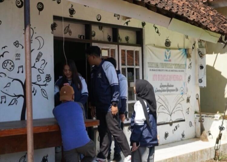 Hidupkan Perpustakaan, Tanamkan Kepedulian: KKN Undip Gelar Green Library Day di Kemligi 46 Proses Renovasi Perpustakaan Desa oleh Tim II KKN Universitas Diponegoro (Sumber: Dokumentasi Pribadi)