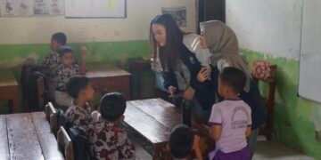 KKN Undip Tanamkan Nilai Anti-Bullying melalui Edukasi kepada Anak Desa Kemligi 56 Edukasi anti-bullying oleh mahasiswa KKN Undip bersama anak-anak Desa Kemligi. (Sumber: Dokumentasi Pribadi)