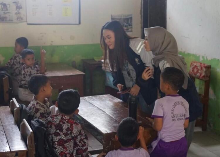 KKN Undip Tanamkan Nilai Anti-Bullying melalui Edukasi kepada Anak Desa Kemligi 46 Edukasi anti-bullying oleh mahasiswa KKN Undip bersama anak-anak Desa Kemligi. (Sumber: Dokumentasi Pribadi)