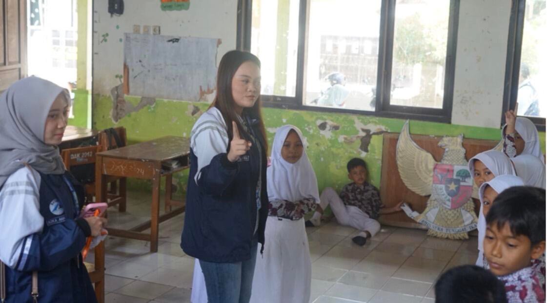 KKN Undip Tanamkan Nilai Anti-Bullying melalui Edukasi kepada Anak Desa Kemligi 47 Edukasi anti-bullying oleh mahasiswa KKN Undip bersama anak-anak Desa Kemligi. (Sumber: Dokumentasi Pribadi)