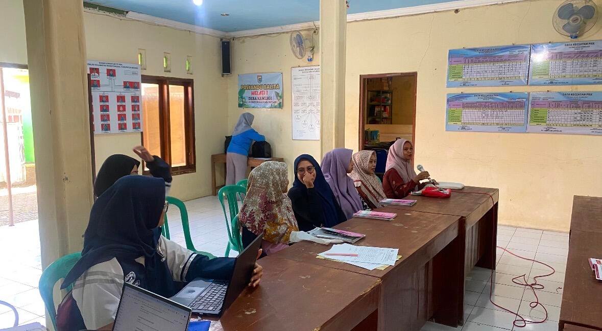 Dokumentasi Mahasiswa KKN Undip saat beri penyuluhan gizi seimbang kepada peserta Kelas Ibu Hamil di Desa Kemligi. (Sumber: Dokumentasi Pribadi)