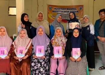 Dokumentasi Mahasiswa KKN Undip saat beri penyuluhan gizi seimbang kepada peserta Kelas Ibu Hamil di Desa Kemligi. (Sumber: Dokumentasi Pribadi)