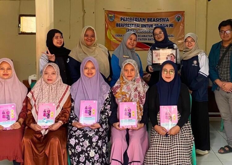 Dokumentasi Mahasiswa KKN Undip saat beri penyuluhan gizi seimbang kepada peserta Kelas Ibu Hamil di Desa Kemligi. (Sumber: Dokumentasi Pribadi)